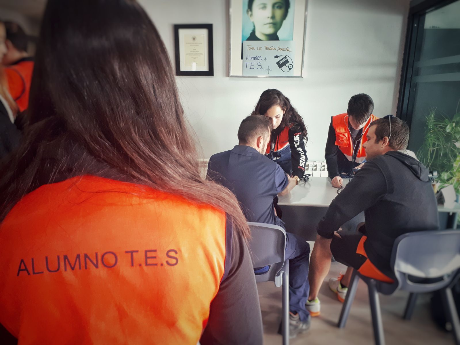 alumnos de FP Emergencias sanitarias en las prácticas de tomas de tensión alumnos de FP Emergencias sanitarias en las prácticas de tomas de tensión