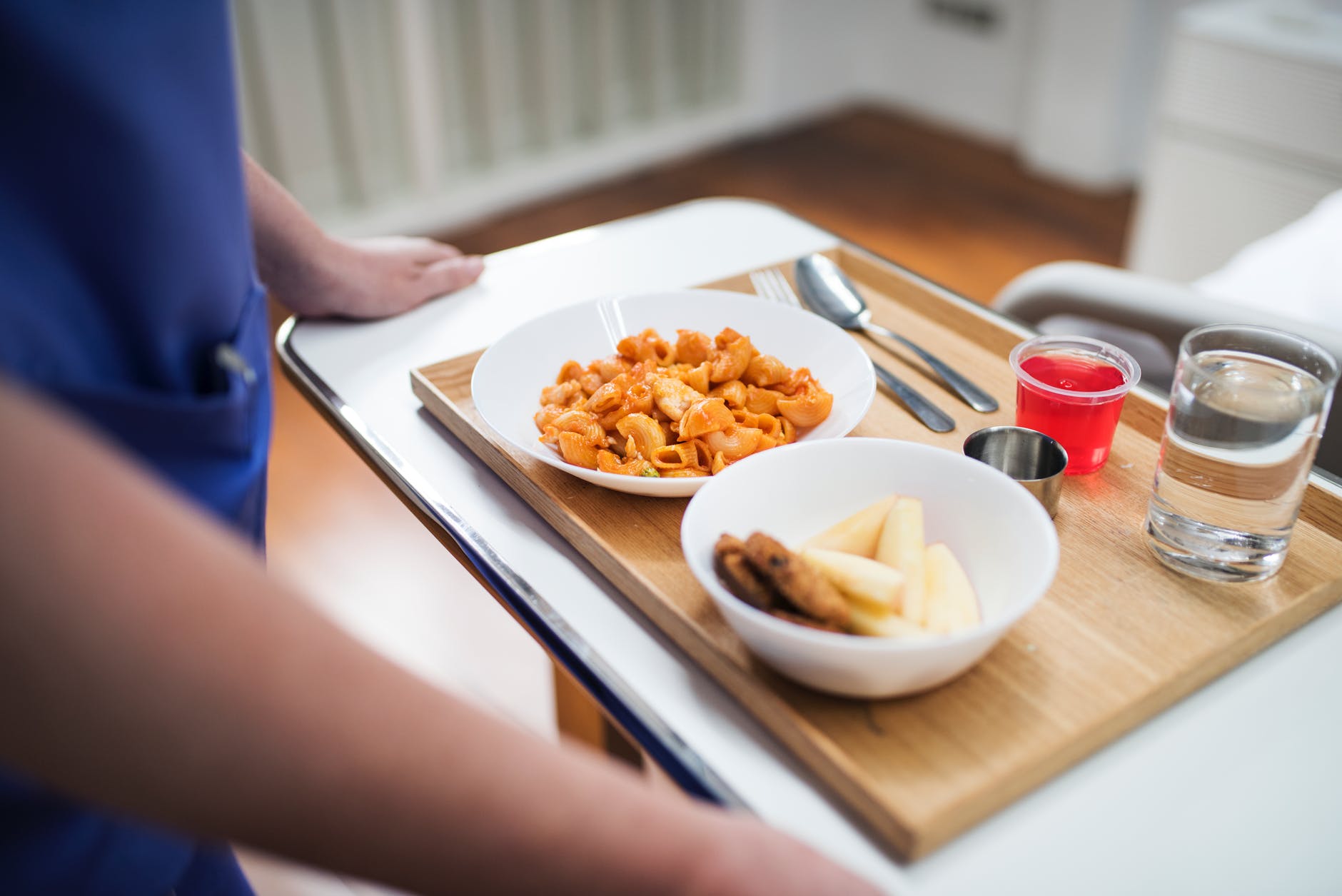 Técnicas para alimentar a un paciente encamado