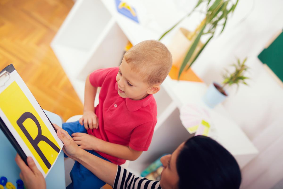 Ejercicios de logopedia para enseñar a  un niño a pronunciar la «R»