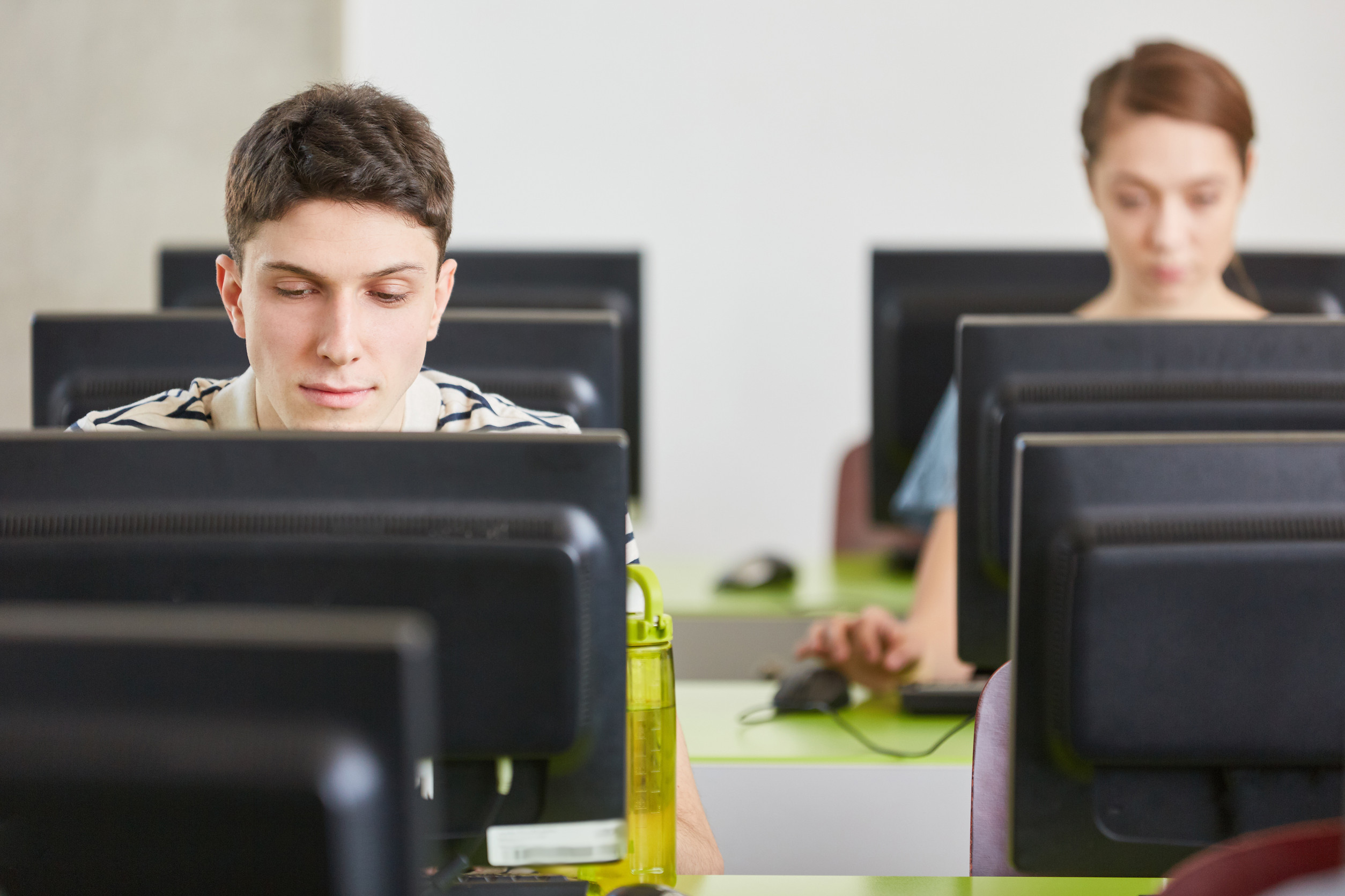 Qué hace un informático, qué salidas tiene y cómo formarte para ser uno